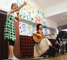 写真：KUNIYと一緒に身障者小学校での開催