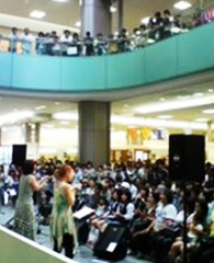 写真：FKDインターパーク店特設ステージ