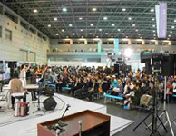 写真：八丈島の身障者学校での音楽祭